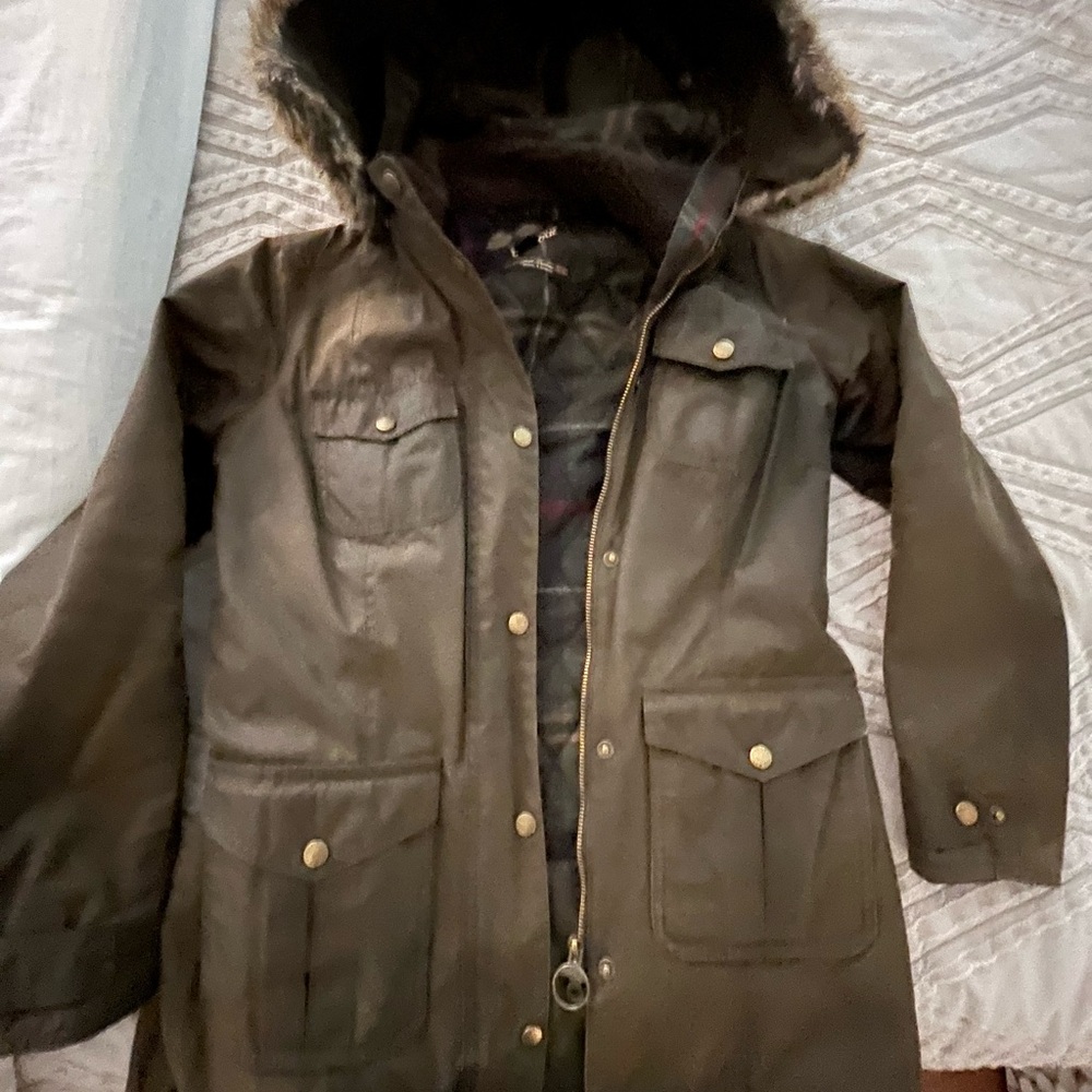 Waxed women’s Barbour winter jacket with fur hood - Picture 3 of 5